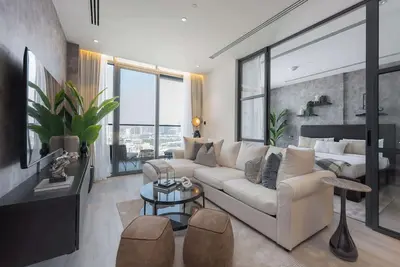 Image de Elegant and Cozy 1-Bedroom Apartment with Balcony Views in Jvt