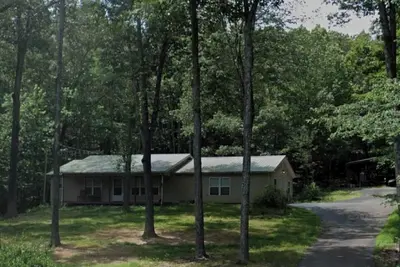 Image de Lake House 4-bedroom/ 4 bath in Buchanan 1 Mile behind Paris Landing Marina.