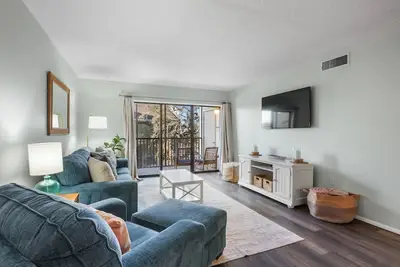 Image de Unwind in Style at Bay Oaks E-93: Tennis Court & Shared Pool Near Beach