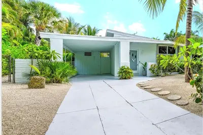 Image de Designer-Owned Mid-century Pool Home in Historic Downtown West Palm Beach