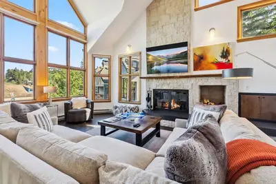 Image de Modern Townhome by InvitedHome | Hot Tub, Walk to Ski, Walk to Village