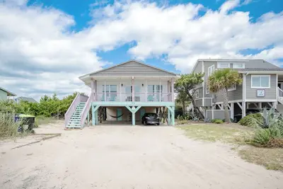 Image de Wave Haven: 2nd Row Dog-Friendly Coastal Retreat with Fun Tropic Vibes