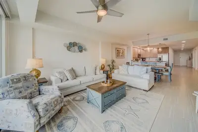 Lux Waterfront Penthouse with Amenities & Services