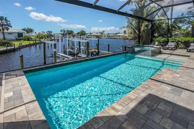 Image de The Great Lake - Luxury Waterfront, Pool, Spa, Boating Gulf Access, Sleeps  10