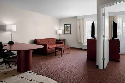 Image de Cozy Suite w/ Fully Equipped Kitchen & Separate Living Areas – Ideal for Groups