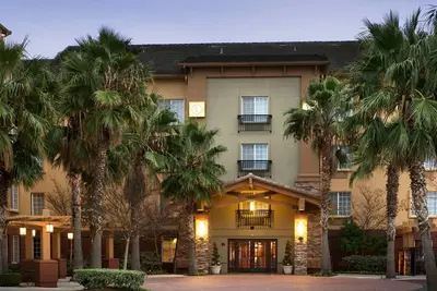 Image de Home-like Suite w\/ Fully Equipped Kitchen & Separate Living Spaces