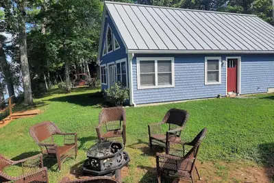 Image de Enjoy amazing sunsets while steps from North Pond in this cozy 3-bedroom camp.