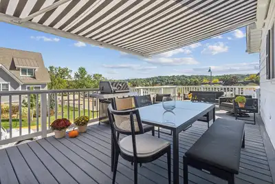 Image de Newly remodeled art deco inspired home 400 feet from Abbey with Lake views! !