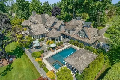 Image de Classic New England Masterpiece in the Heart of Westport
