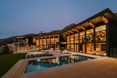 Image de 10-Bedroom Luxury Estate with Private Spa, Chef, Chauffeur & Service Team