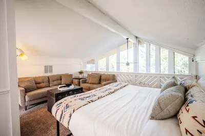 Image de Contemporary Modern Home - Fireplace - Mountain Views