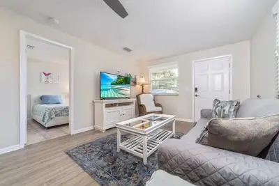 Image de Bright 2”bed/2”bath beach apartment w/ private yard