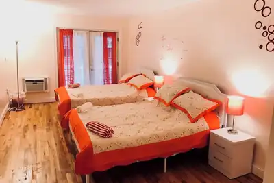 Image de Charming 4-bedroom, 2 bath, balcony townhome in Queens