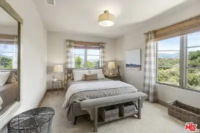 Image de Spacious 5-bedroom house with pool, stunning views in enchanting Topanga