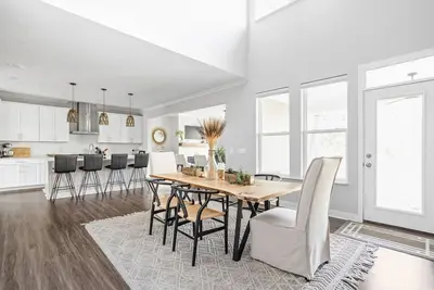 Image de Modern 5 Br Luxury Home, Cul-de-sac, Hot Tub, Ping Pong!