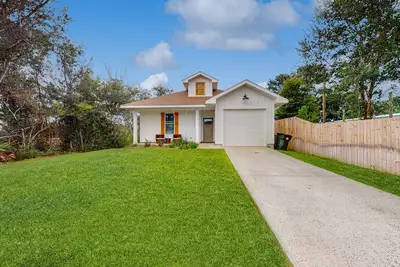 Image de Spacious private home with private yard, close to beaches