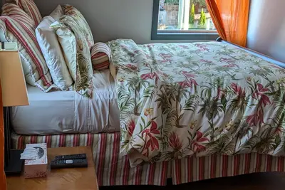 Image de Chemainus Artist Retreat walk to beach, Theatre, Music & murals charming rental.