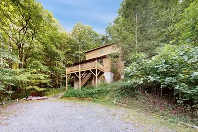 Image de Mountain view home with large deck and wildlife viewing