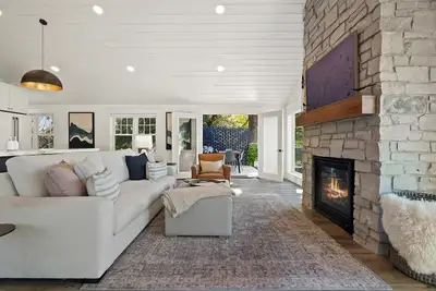 Image de Designer Home with High End Finishes, Lake Views, King Bed & Walk to Beachfront