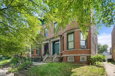 Image de Beautiful Green-Door Brownstone - Entire Apartment