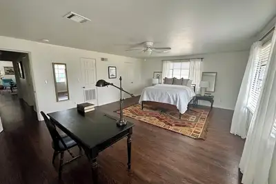 Image de Quiet, bright and updated 2bed apartment in the heart of Okc. Pet friendly!