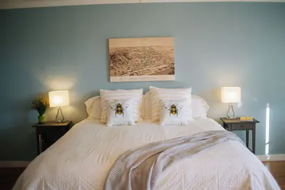 Image de The Beehive Room: Sweet Country Living with fast city WiFi, Beauty, and Peace.