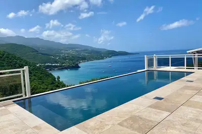 Image de Villa luxe et charme vue exceptionnelle montagnes et  baie de Malendure
