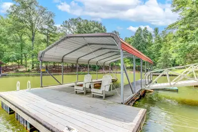 Image de *Lakefront + Theater • Family Fun Hideaway in Al*