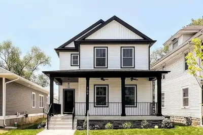 Image de New construction by Notre Dame! 5 Bedrooms 4. 5 Bathrooms!