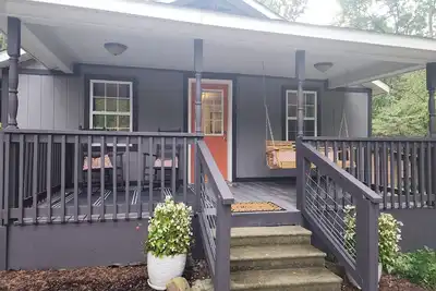 Image de Curve Cottage located on The Rattlesnake 192 just outside of Somerset.