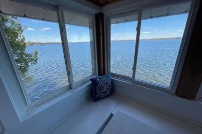 Image de Newly renovated boathouse with beautiful views of sunrise on Balsam Lake