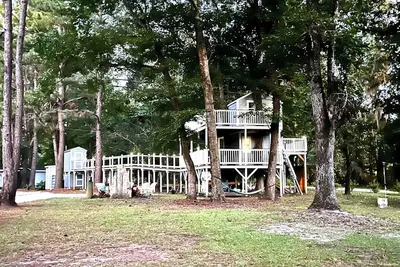 Image de Three Story Treehouse Cottage Near Beach