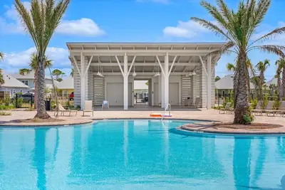 Image de 25% Back to School Discount for August! Luxury Home w All Amenities & Golf Cart!