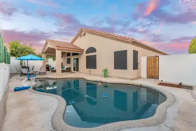 Spacious Oasis with Pool - 3 Brd 2 Bath - Sleeps 6