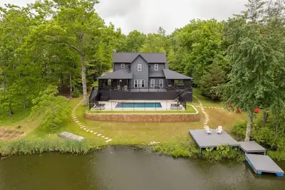 Image de ~New~ Spacious Lake House / Mountain House w/ Heated Pool & 2 Hot Tubs