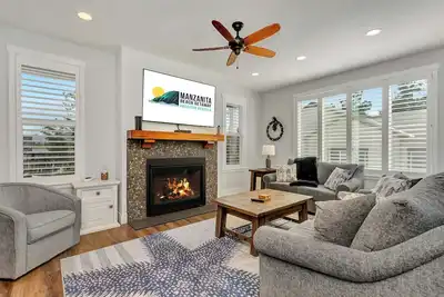 Image de Beautiful new home with a large outdoor space!