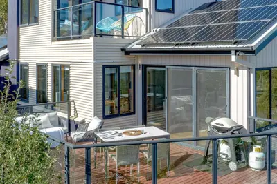 Image de Snowy Mountains Townhouse - Breathtaking views of Jindabyne Lake