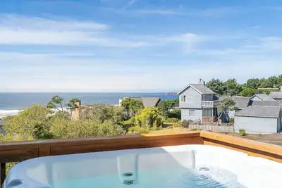 Image de Oceanview, Walk to Beach & Hot Tub | Sea Breeze