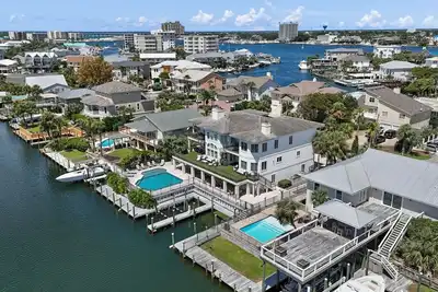 Image de Waterfront Home~Pool~Golf Cart~Dock~Sleeps 16