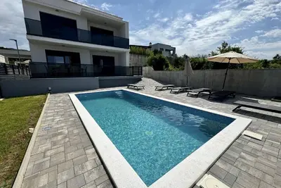 Image de Villa moderne avec piscine et terrasse sur le toit