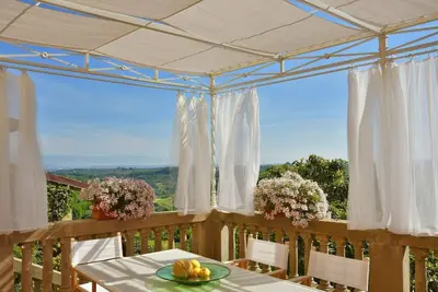 Image de Villa à Lari avec Piscine et Vue sur Collines