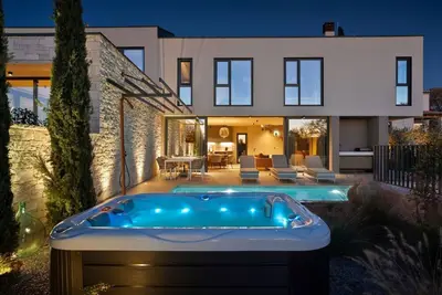 Image de Belle maison de vacances avec bain à remous, Wifi, piscine privée, climatisation, Tv et terrasse