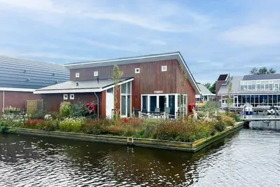 Image de Adapted water villa, located at the marina of Uitgeest
