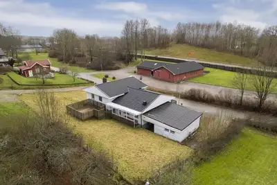 Image de Beautiful house with backyard