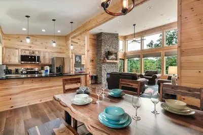 Summer Dates Available! Private Hot Tub and Indoor Pool! Just 20 Minutes to Gatlinburg! Wifi!