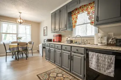 Oak Meadows Haven w\/ spacious backyard