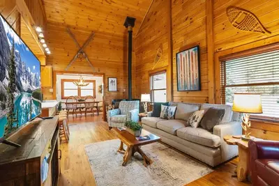 Image de Charming Cabin with Seasonal Views