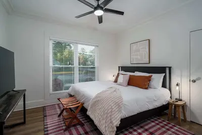 Image de Roll Tide Bungalow-3 miles to Ua- 5 TVs- Game Room