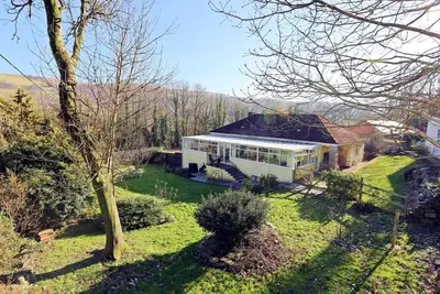 Image de Semi Rural, quirky and spacious, with games room/conservatory and large garden.