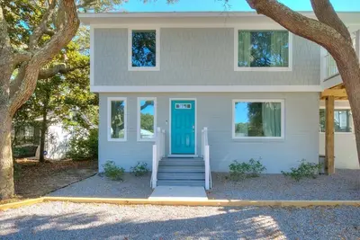 Image de Renovated 4br 2. 5ba Duplex (lower unit), Walk to Beach, Sleeps 8